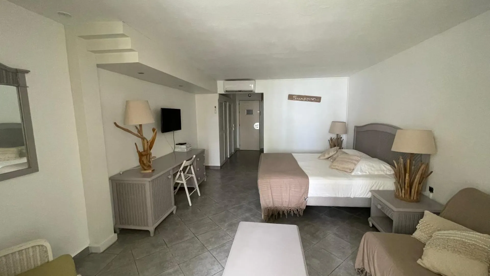 Studio Le Frangipanier Au Gosier Avec Plage - Location Prestige Caraibes 르 고지에 과달루프